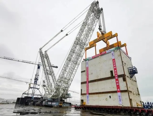 海阳核电3号核岛CA01模块顺利吊装就位